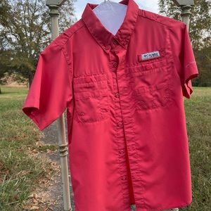 Columbia PFS Size Medium 10-12, Short Sleeve, Salmon/Red in color